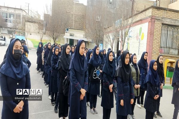 بازدید کارشناسان منطقه تبادکان از فرآیند برگزاری امتحانات دی ماه