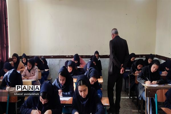 بازدید کارشناسان منطقه تبادکان از فرآیند برگزاری امتحانات دی ماه