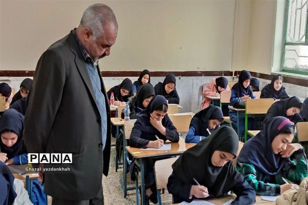 بازدید کارشناسان منطقه تبادکان از فرآیند برگزاری امتحانات دی ماه
