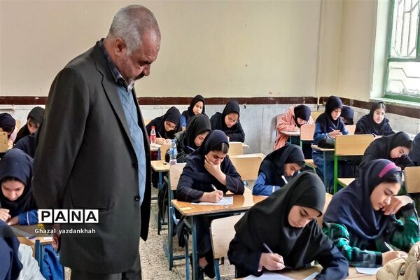 بازدید کارشناسان منطقه تبادکان از فرآیند برگزاری امتحانات دی ماه