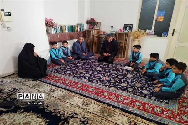 دیدار دانش‌آموزان دبستان قاسم ابن‌الحسن با خانواده شهید هادی غلامی نژاد