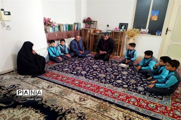 دیدار دانش‌آموزان دبستان قاسم ابن‌الحسن با خانواده شهید هادی غلامی نژاد