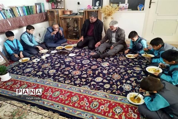 دیدار دانش‌آموزان دبستان قاسم ابن‌الحسن با خانواده شهید هادی غلامی نژاد