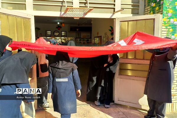 پرچم اباعبدالله الحسین (ع) در دبیرستان حداد ۲