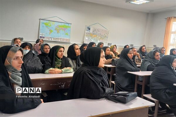 جلسه آموزش خانواده در دبیرستان شاهد شهدای اقتدار شهرستان ملارد