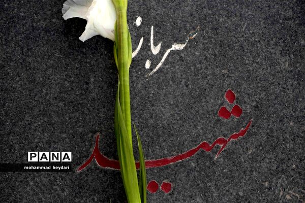 غبارروبی مزار شهدا توسط دانش‌آموزان یزدی