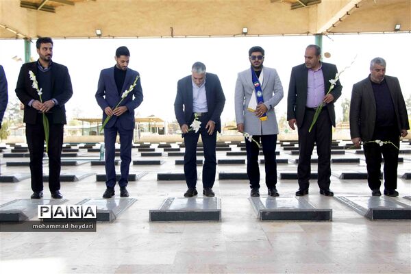 غبارروبی مزار شهدا توسط دانش‌آموزان یزدی