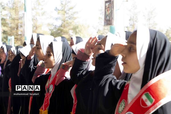 غبارروبی مزار شهدا توسط دانش‌آموزان یزدی