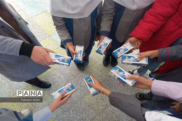 توزیع شیر رایگان در مدرسه شهید عرب پایگاه شهر آباد