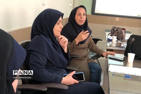 جلسه مشاوران متوسطه دوم و هنرستان‌ها در ناحیه دو شهرری