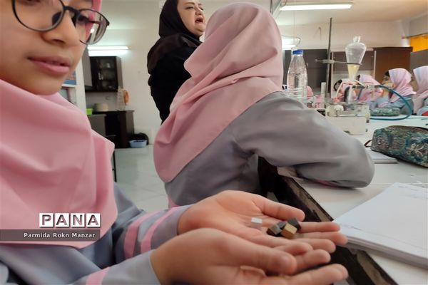 بازدید دانش‌آموزان آموزشگاه شاهدفاطمه الزهرا(س) ازآزمایشگاه پژوهش‌سرای رازی