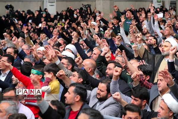 دیدار هزاران نفر از مردم قم با رهبر معظم انقلاب