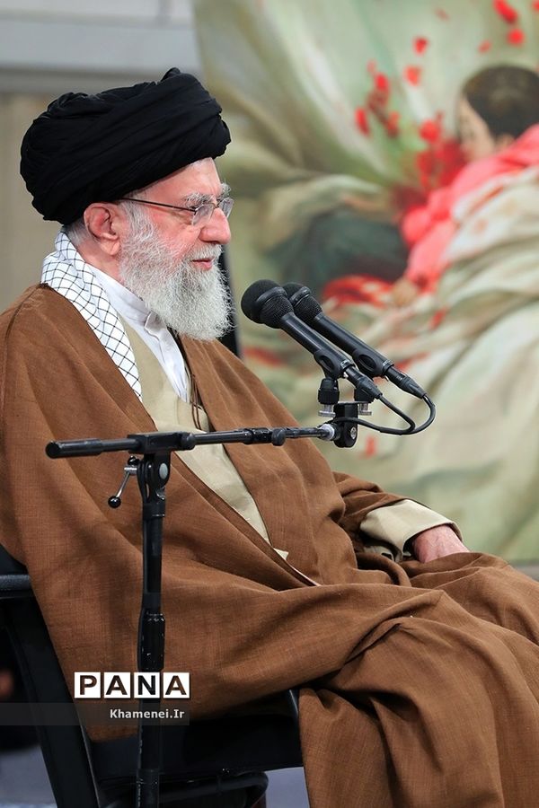 دیدار هزاران نفر از مردم قم با رهبر معظم انقلاب