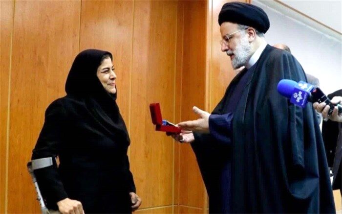 اهدای نشان طلای بانوی ملی‌پوش پاراکانو به رئیس‌جمهور
