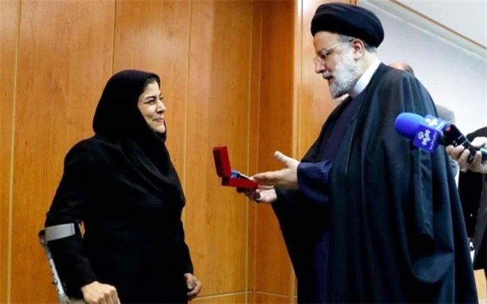 اهدای نشان طلای بانوی ملی‌پوش پاراکانو به رئیس‌جمهور