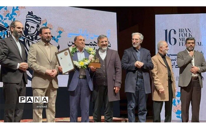 اعطای نشان درجه یک هنری به هنرمند پیشکسوت شیروان