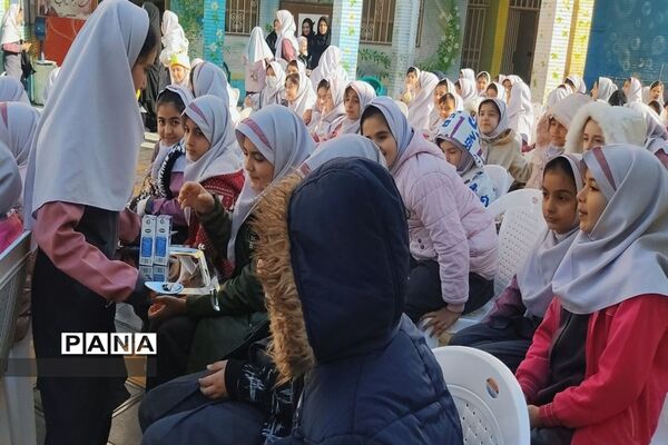 توضیع شیر رایگان در دبستان معراجی قوچان
