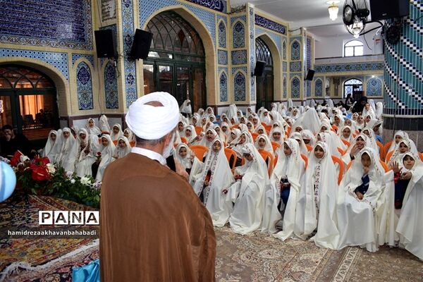 آیین جشن تکلیف ۲۰۰ دانش‌آموزان در بهاباد
