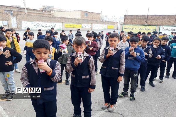 توزیع شیر رایگان در مدارس آبادی