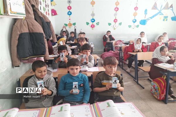 توزیع شیر رایگان در مدارس آبادی