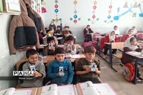 توزیع شیر رایگان در مدارس آبادی