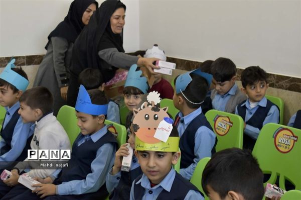 توزیع شیر رایگان در مدارس آبادی