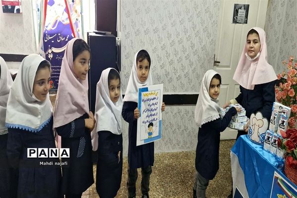 توزیع شیر رایگان در مدارس آبادی