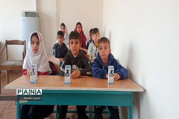 توزیع شیر رایگان در مدارس آبادی