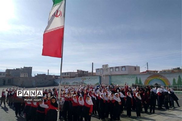 توزیع شیر رایگان در مدارس آبادی