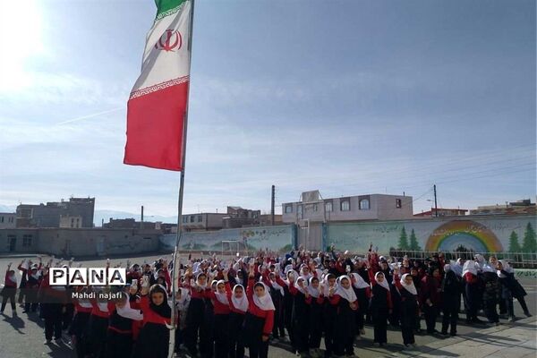 توزیع شیر رایگان در مدارس آبادی