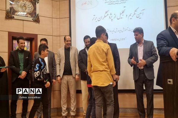 برگزاری آیین تکریم و تجلیل از پژوهشگران برتر ناحیه ۲