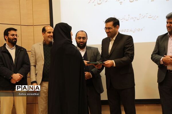 برگزاری آیین تکریم و تجلیل از پژوهشگران برتر ناحیه ۲