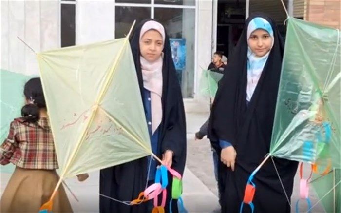 پرواز بادبادک ها در قم به یاد 24 کودک شهید حادثه کرمان