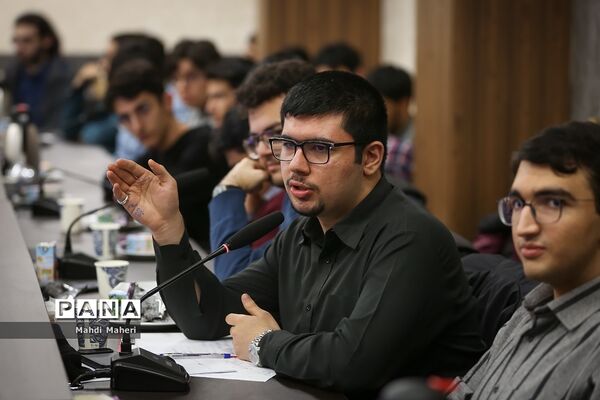 نشست صمیمی وزیر آموزش‌وپرورش با مدال‌آوران المپیادهای علمی