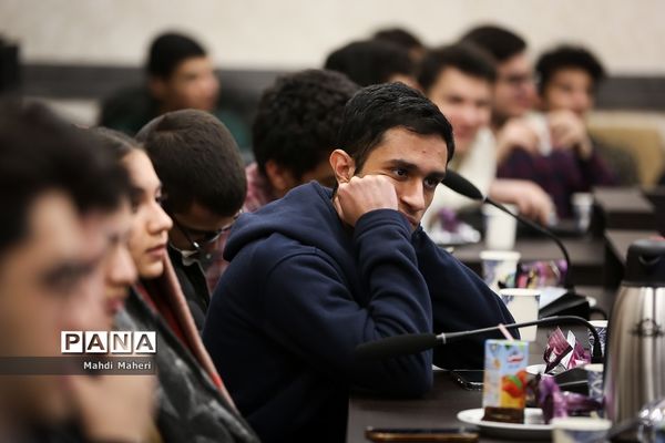 نشست صمیمی وزیر آموزش‌وپرورش با مدال‌آوران المپیادهای علمی