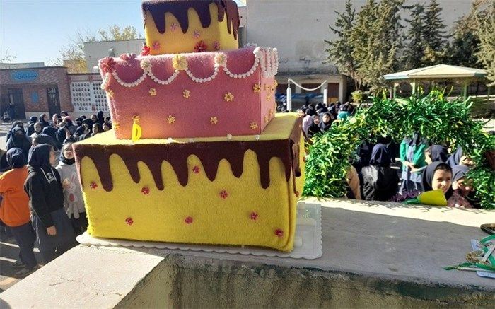 برگزاری جشن‌های تولد گروهی در دبیرستان تربیت رودهن/ فیلم