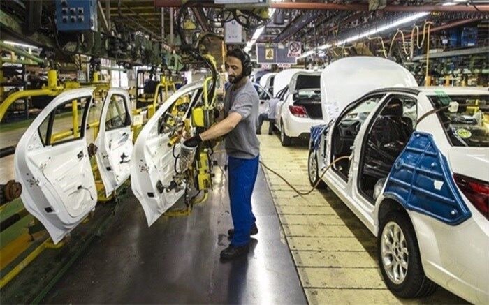 منطقی: برای فروش مازاد تولید خودروسازان با قیمت حاشیه بازار تصمیم‌گیری می‌شود