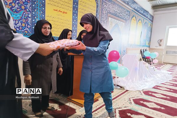 تقدیر از فعالان نماز جماعت دبیرستان دخترانه رضوانه شاهبیکی