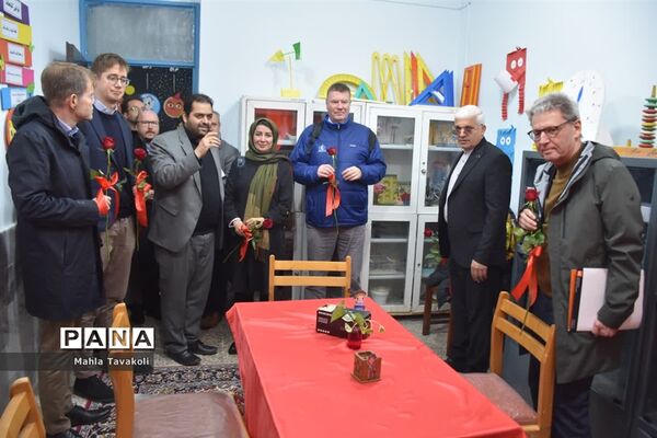 بازدید سفیران کشورهای نروژ و دانمارک از دبستان عرش ناحیه یک مشهد
