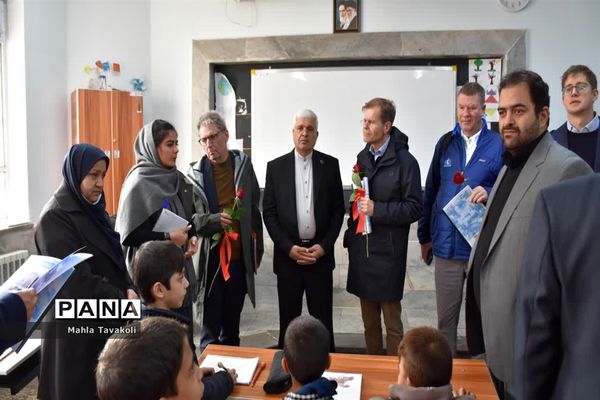 بازدید سفیران کشورهای نروژ و دانمارک از دبستان عرش ناحیه یک مشهد