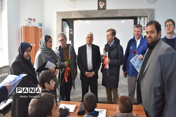 بازدید سفیران کشورهای نروژ و دانمارک از دبستان عرش ناحیه یک مشهد