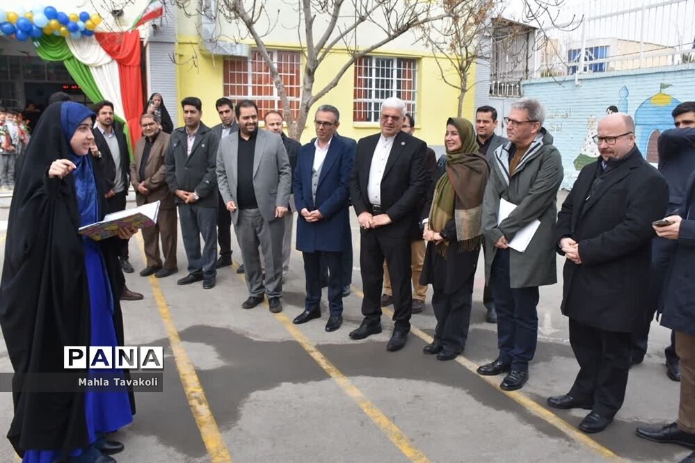 بازدید سفیران کشورهای نروژ و دانمارک از دبستان عرش ناحیه یک مشهد