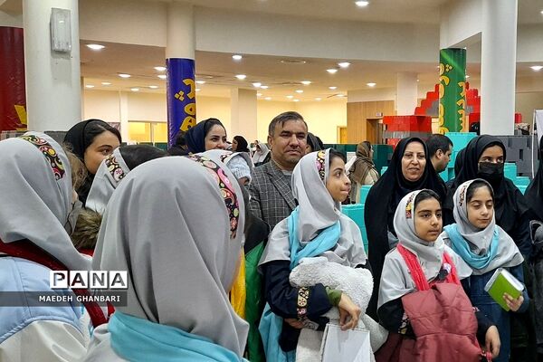 افتتاحیه نمایشگاه دستاوردهای پژوهشی دانش‌آموزی مدارس غیردولتی و هیئت امنایی در پارک فناوری پردیس