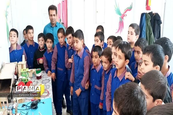 برگزاری نمایشگاه دست‌سازه‌ها و کاردستی در دبستان شهید محلاتی مهریز