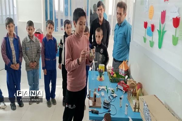 برگزاری نمایشگاه دست‌سازه‌ها و کاردستی در دبستان شهید محلاتی مهریز