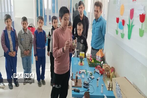 برگزاری نمایشگاه دست‌سازه‌ها و کاردستی در دبستان شهید محلاتی مهریز