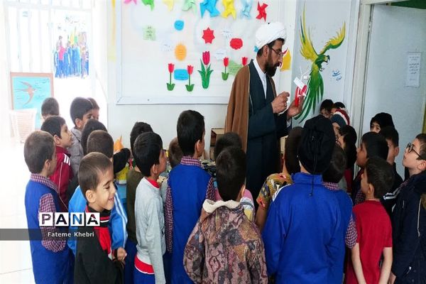 برگزاری نمایشگاه دست‌سازه‌ها و کاردستی در دبستان شهید محلاتی مهریز