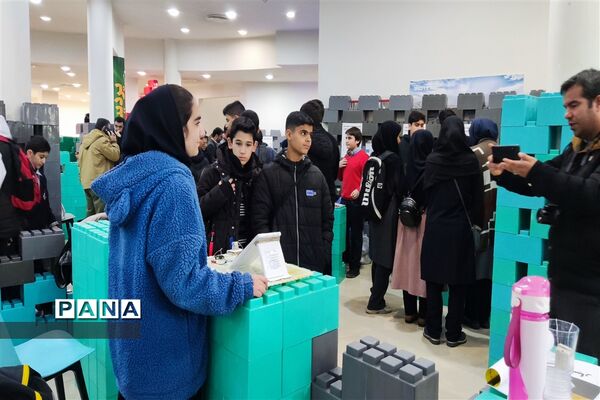بازدید دانش‌آموزان شهرستان قدس از دومین نمایشگاه دستاوردهای پژوهشی در بخش دانش‌آموزی  پارک فناوری پردیس