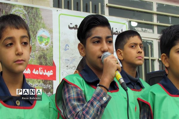 نمایشگاه  روز ملی هوای پاک در دبستان گلستان مشهد