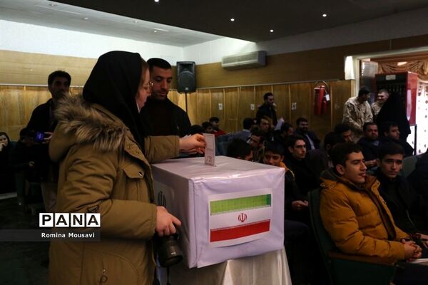 اختتامیه جشنواره فعالان فضای مجازی و تجلیل از برگزیدگان کنگره ملی 10 هزار شهید